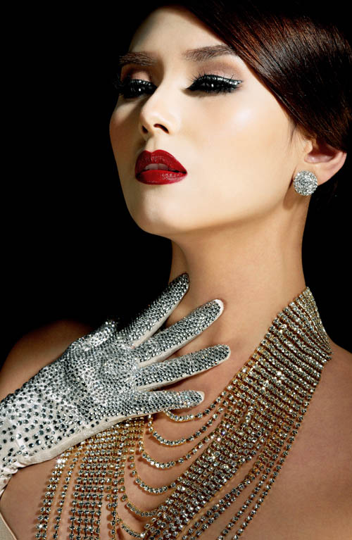 Ho&agrave;ng Yến sắc sảo ki&ecirc;u sa